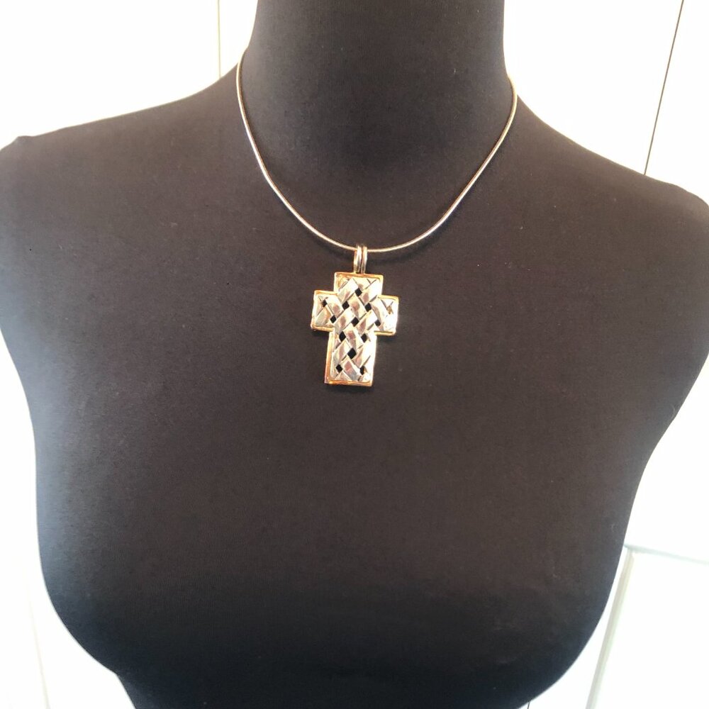 Silver and Gold Colored Metal lattice design Cross 2 1/4 " long by 1 1/4… - Picture 3 of 10